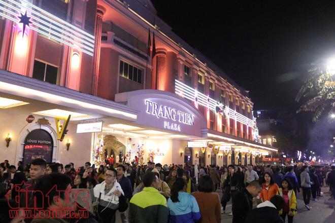 Người dân Hà Nội nô nức xuống đường đón chào năm mới ảnh 13
